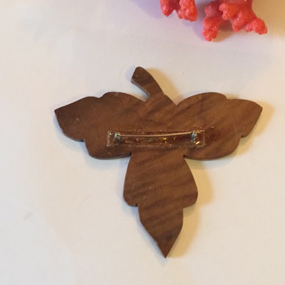 Engraved leaf wood brooch - Picture 3 of 3